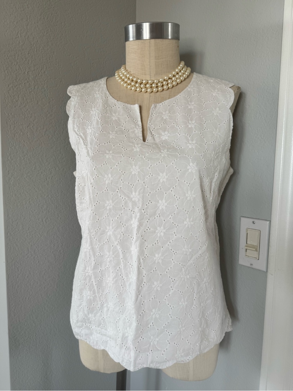 100% Cotton Scalloped Edge Talbots Eyelet Tank Large